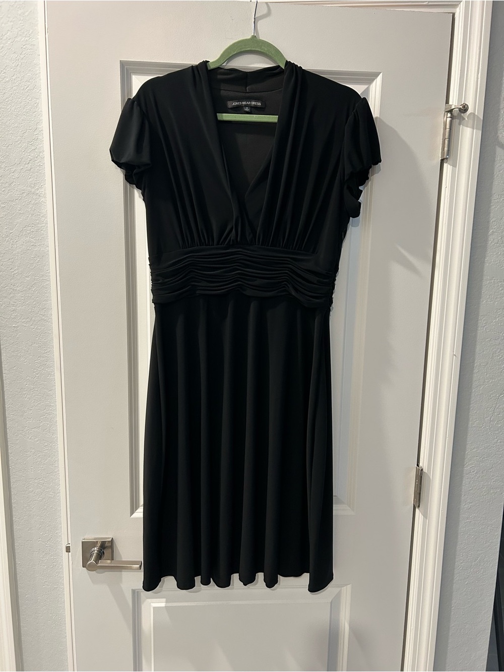 Jones Wear Black V-Neck Ruched Waist Dress